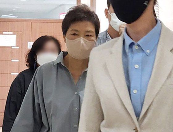 박근혜 전 대통령이 28일 오전 대구 달성군 유가읍 행정복지센터에 마련된 사전투표소에서 투표를 마친 뒤 돌아가고 있다. 뉴스1