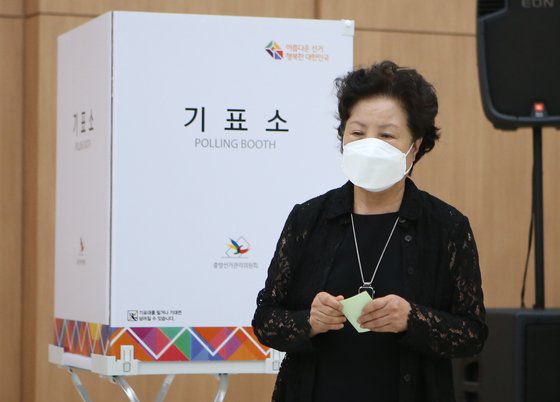 고(故) 노무현 전 대통령 부인 권양숙 여사가 제8회 전국동시지방선거일인 1일 오전 경남 김해시 진영읍 한빛도서관 진영읍 제7 투표소에서 한표를 행사하고 있다. 연합뉴스