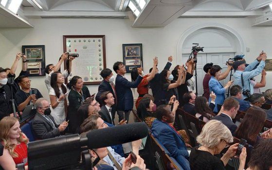 K팝 스타 밴드 방탄소년단(BTS)가 31일(현지시간) 미국 백악관 브리핑룸을 깜짝 방문했다. 이날 브리핑룸은 발 디딜 틈 없이 꽉 찼다. [EPA=연합뉴스]