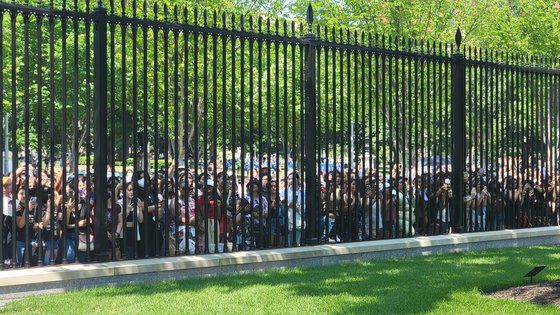 방탄소년단(BTS)이 31일(현지시간) 미국 백악관을 방문해 조 바이든 대통령과 만났다. BTS 상징인 보라색 으로 꾸민 팬들이 백악관 밖에 모여들었다. [AFP=연합뉴스]