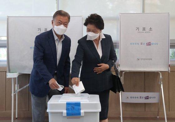 제8회 전국동시지방선거 사전투표 첫날인 지난 27일 문재인 전 대통령과 부인 김정숙 여사가 경남 양산시 하북면주민자치센터에서 마련된 사전투표소에서 투표를 하고 있다. 뉴스1