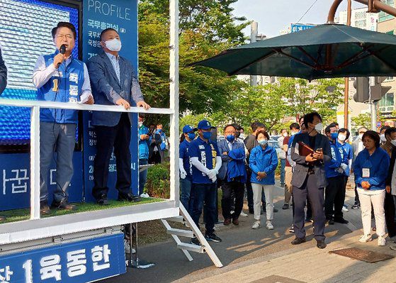6·1 지방선거 공식 선거운동 첫날인 지난달 19일 오전 강원 춘천시 퇴계사거리에서 더불어민주당 육동한 춘천시장 후보가 유권자들에게 지지를 호소하고 있다.[연합뉴스]
