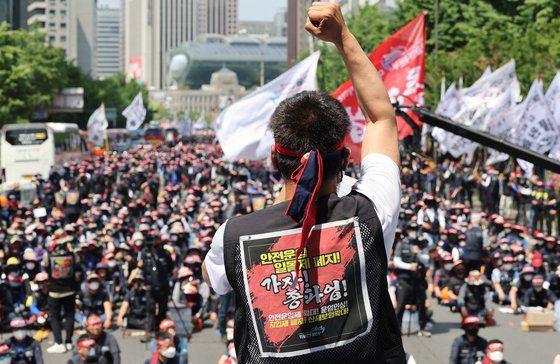 민주노총 화물연대가 지난달 28일 숭례문 앞 도로에서 총파업 결의대회를 하고 있다. 연합뉴스