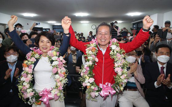 유승민 전 의원이 4월 19일 국회 소통관에서 기자회견을 마친 뒤 취재진들의 질문에 답하는 모습. 유 전 의원은 6월 초 출판기념회를 열 계획이다. 김상선 기자