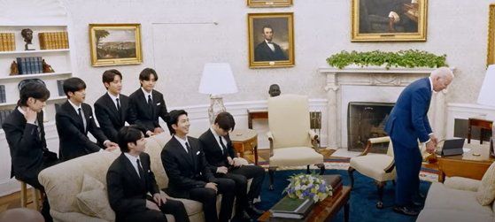 지난달 31일 조 바이든 미국 대통령은 백악관 오벌오피스에서 BTS의 히트콕 '버터'를 직접 틀면서 이들을 맞이했다. [백악관]