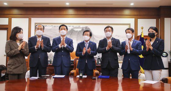 지난해 7월 23일 박병석 당시 국회의장과 윤호중 더불어민주당 원내대표, 김기현 국민의힘 원내대표를 비롯한 양당 원내대표단이 서울 여의도 국회의장실에서 추경안과 상임위원장 배분 등에 합의 후 기념사진을 찍고 있다. 뉴스1
