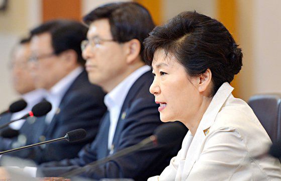 2015년 6월 박근혜 대통령은 '유승민 국회법'을 거부했다. 거부권 행사 이후 청와대는 "유승민 원내대표가 물러나야 사태가 매듭지어질 것"이라고 압박했었다. 사진은 6월 25일 거부권 행사를 설명하고 있는 박 대통령. 청와대 사진기자단