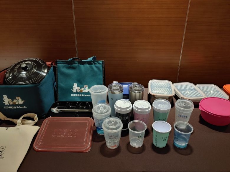 식품, 음료 등을 담을 때 쓰는 다양한 다회용기. 정종훈 기자