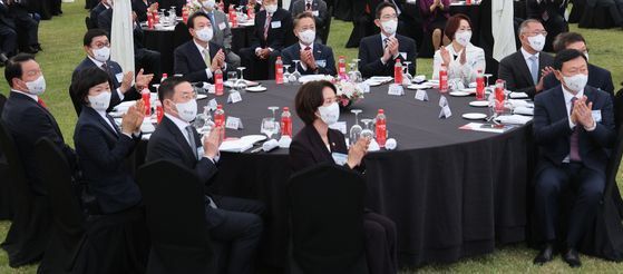 지난달 한 행사에서 대통령과 5대 그룹 총수 등이 한 테이블에 앉았다. [연합뉴스]