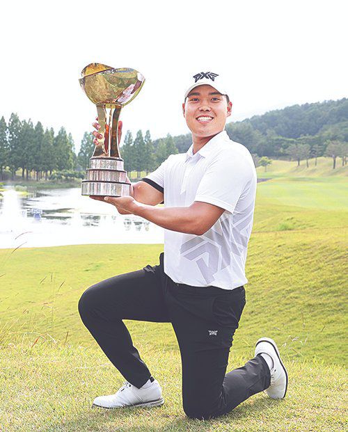 KPGA 선수권 정상에 오른 신상훈이 우승 트로피를 들고 기념 촬영을 하고 있다. [사진 KPGA]