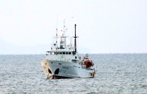 서해 최북단 연평도 해상에서 실종된 후 북한군에 피격·사망한 해양수산부 서해어업관리단 소속 공무원이 탑승했던 어업지도선 '무궁화10호'가 지난달 26일 오전 인천시 연평도에서 전남 목포 서해어업관리단으로 돌아갔다. 사진은 이날 이른 아침 무궁화10호가 출발 전 연평도 앞바다에 정박해 있는 모습. 연합뉴스