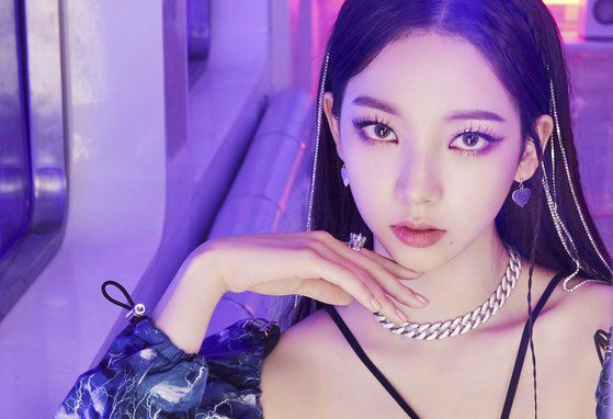 에스파의 카리나가 착용한 반지에도 강강술래 형상이 들어있다. 이를 스타일링한 김욱 스타일리스트는 ″힙한 스타일부터 걸리쉬하면서 화려한 스타일까지 모두 포용할 수 있을 뿐만아니라 다른 제품과 믹스 매치도 가능하다는 것이 장점이다″라고 했다.'사진 SM엔터테인먼트 제공