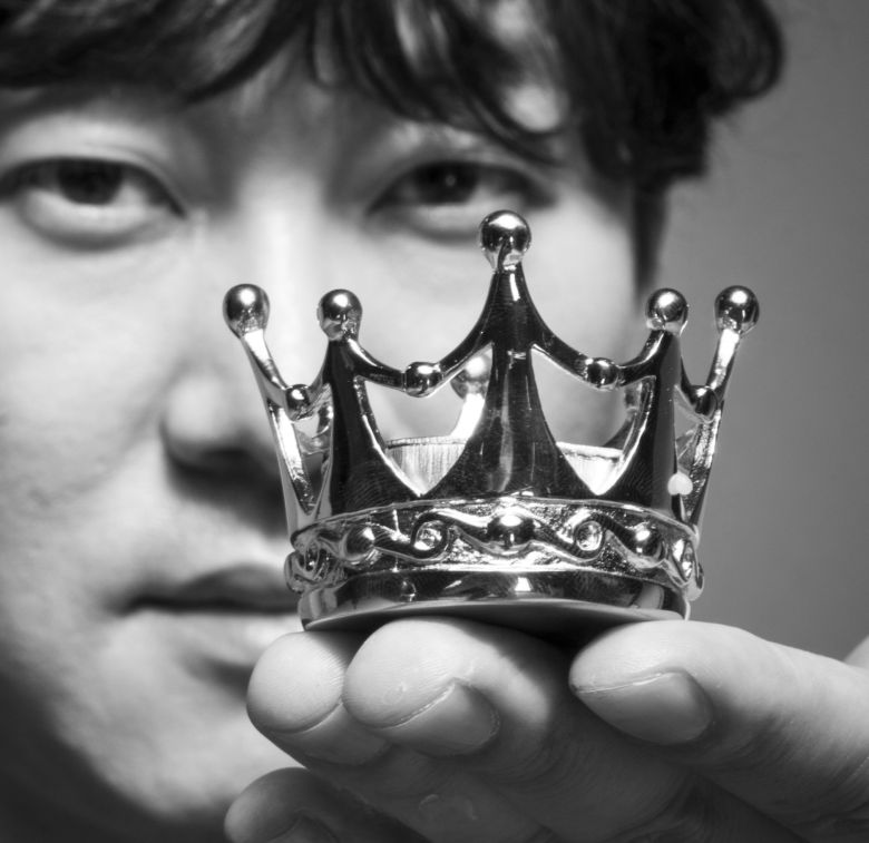 홍장혁 디자이너가 만든 왕관엔 '강강술래' 형상이 들어있다. 이렇듯 그의 디자인엔 'K 컬쳐'가 녹아들어 있다.