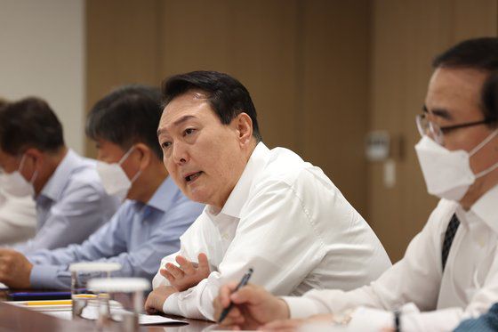 윤석열 대통령이 지난달 30일 오전 용산 대통령실에서 주재한 수석비서관회의에서 모두발언을 하고 있다. [대통령실사진기자단]