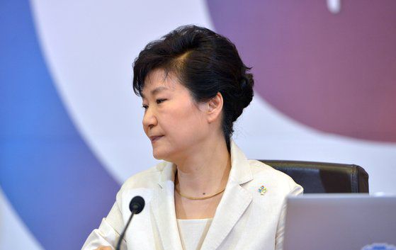 박근혜 대통령이 지난 2015년 6월 25일 국무회의에서 국회법 개정안에 대한 거부권 행사와 관련된 모두발언을 마친 뒤 잠시 생각에 잠겨 있다. 청와대사진기자단