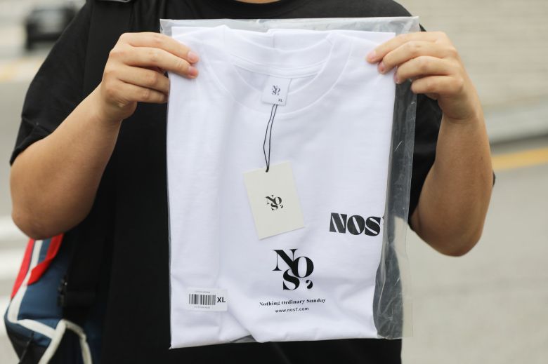 NOS7 반팔 티셔츠. [뉴스1]
