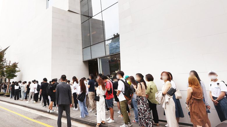 17일 서울 강남구 케이스스터디 분더 청담 팝업스토어에서 손흥민의 패션 브랜드 NOS7 제품을 구매하기 위해 시민들이 줄을 서있다. [연합뉴스]