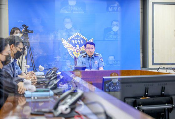 정봉훈 해양경찰청장이 24일 오전 열린 전국 지휘부 화상회의에서 사의를 표명하고 있다. 해양경찰청