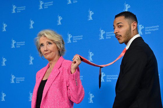 엠마 톰슨과 대릴 맥코맥. 베를린 영화제에서 사진기자들의 포즈 요청으로 이런 장면을 연출했습니다. AFP=연합뉴스