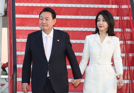 윤석열 대통령과 김건희 여사가 북대서양조약기구(나토) 정상회의 참석을 위해 27일(현지시간) 스페인 마드리드 바라하스 국제공항에 도착, 공군 1호기에서 내리고 있다. 연합뉴스