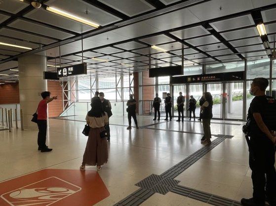 1일 홍콩 도심 지하철역 출입을 막고 있는 경찰에 시민들이 항의하고 있다. [홍콩01 캡쳐]