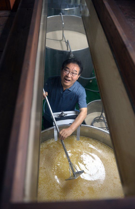 양촌양조장 서까래에 한자로 ‘昭和’(쇼와) 6년이라는 글씨가 뚜렷하게 남아있다. 일제강점기였던 1931년 지어진 건물이라는 의미다. 프리랜서 김성태