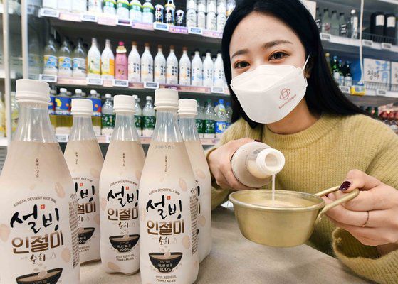 신평양조장에서 체험관광객들이 플라스틱 통에 고두밥과 누룩 등을 담은 뒤 막걸리를 시음하고 있다. 프리랜서 김성태