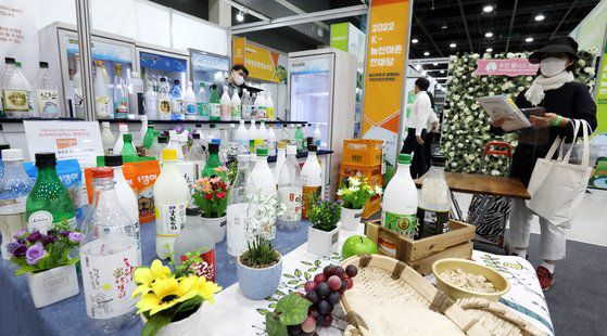 대한제분 브랜드 곰표와 한강주조가 협업해 개발한 ‘표문’ 막걸리. 중앙포토