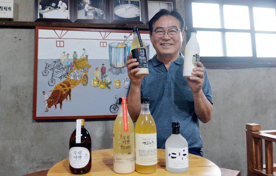 양촌양조장 이동중 대표가 양조장 발효실에서 물에 고두밥과 누룩 등을 섞고 있다. 프리랜서 김성태