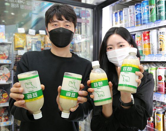 충남 논산시 양촌면 양촌양조장에서 이동중 대표가 막걸리를 들고 있다. 프리랜서 김성태