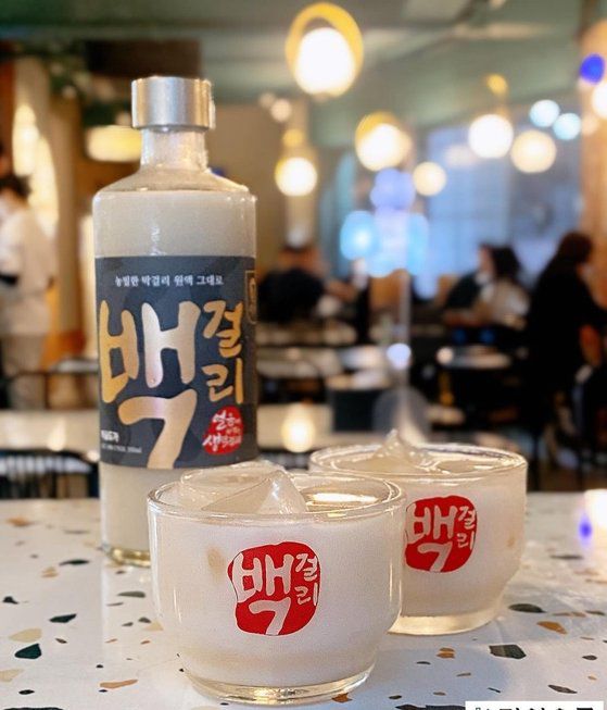 (서울=뉴스1) = 25일 서울 강서구 등촌동 홈플러스 강서점에서 모델이 ‘설빙 인절미순희’ 막걸리를 선보이고 있다. ‘설빙 인절미순희’ 막걸리는 디저트카페 ‘설빙’과 주류전문기업 ‘보해양조’가 협업해 선보이는 제품으로 설빙의 시그니처 메뉴 인절미빙수의 콩가루와 100% 우리쌀 순희 막걸리의 깔끔함이 잘 어우러져 특유의 달달-고소한 맛을 잘 살린 것이 특징이다. (홈플러스 제공)2022.3.25/뉴스1