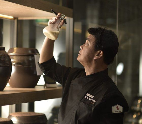 서울 서초구 양재 aT센터에서 열린 '2022 K-농산어촌 한마당' 막걸리자조금 부스에 다양한 막걸리가 전시되어 있다. 뉴스1