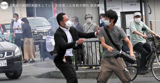 아베 신조 전 일본 총리가 8일 오전 일본 나라현 나라시 소재 야마토사이다이지역 인근 노상에 쓰러져 있다. 마쓰노 히로카즈 일본 관방장관은 아베 전 총리가 이날 총격을 당했다고 말했다. 아베 전 총리는 심폐정지 상태로 알려졌다.. [AP=연합뉴스]