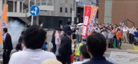 아베 전 총리 습격범 용의자를 현장에 있던 경호원들이 제압하고 있다. [트위터 @mcs_ss]