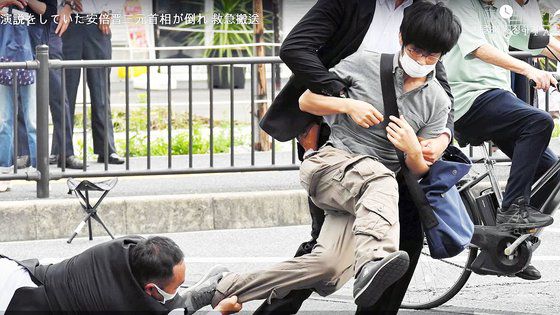 아베 신조 전 총리가 8일 나라현 유세 도중 뒤쪽에서 총성으로 추정되는 소리와 함께 흰 연기가 피어오르자 근처에 있던 시민들이 놀라고 있다. [트위터 @everyday_niga]