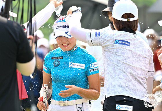 우승을 확정지은 뒤 동료 선수들로부터 물세례를 받고 있는 송가은. [사진 KLPGA]