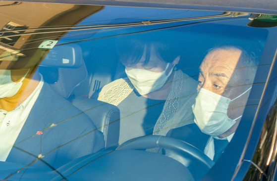 아베 신조 전 총리가 부인 아키에 여사와 조깅을 즐기는 모습