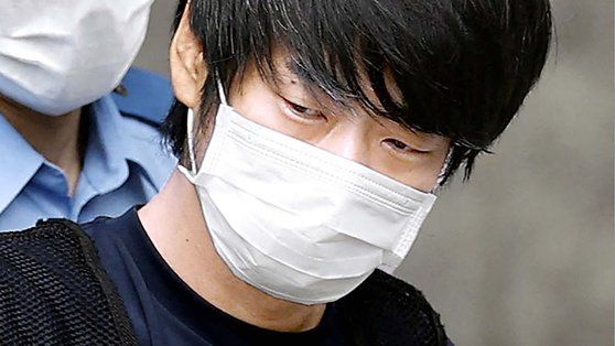 호송차를 바라보는 야마가미. 교도=연합뉴스