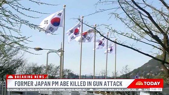 아베 신조 전 일본 총리 피격 사망 뉴스 배경에 태극기 띄운 미국 NBC방송 투데이쇼. [커티스 후크 뉴스버스터스 편집장 트위터 캡처]