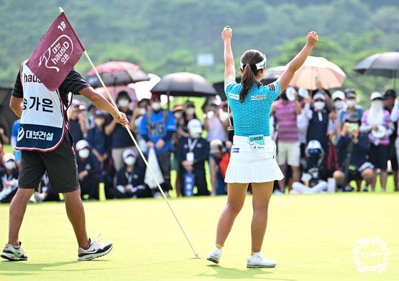 송가은이 우승을 확정지은 뒤 두 팔을 들고 환호하고 있다. [사진 KLPGA]
