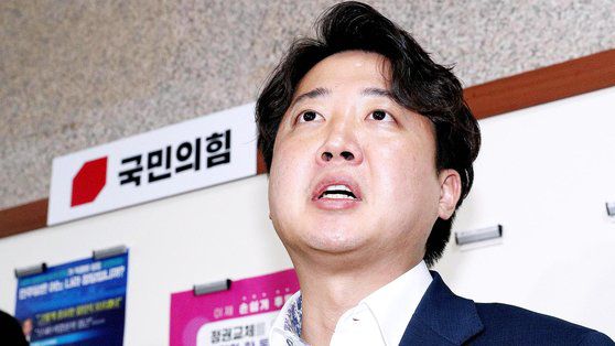 지난달 28일 오전(현지시간) 스페인 마드리드 현지 숙소에서 참모회의 후 나토 정상회의를 준비하는 윤석열 대통령의 모습. 해당 사진 속 모니터 화면에 ‘빈 엑셀’ 모습이 잡히면서 온라인 커뮤니티에선 논란이 제기됐다. 대통령실 제공