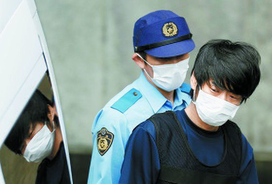 아베 신조 전 일본 총리를 지난 8일 총기로 살해한 야마가미 데쓰야(오른쪽)가 10일 나라 지방검찰에 가기 위해 경찰서를 나서고 있다. 3년간 해상 자위대에 근무했던 야마가미는 인터넷에서 부품을 구입해 직접 총기를 만들었다고 경찰에 진술한 것으로 현지 언론들이 보도했다. [AP=연합뉴스]