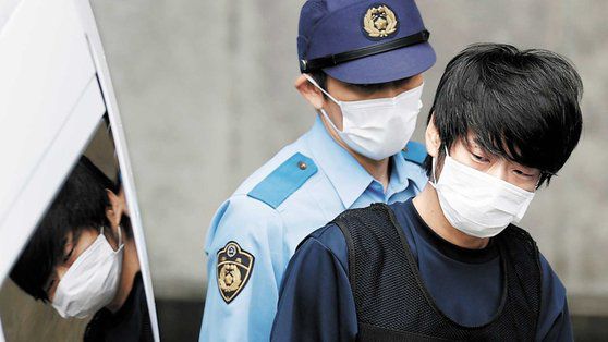 아베 신조 전 일본 총리에게 총을 쏴 숨지게 한 야마가미 데쓰야가 10일 오전 일본 나라 서부경찰서에서 검찰로 송치되며 모습을 드러내고 있다. AP=연합뉴스