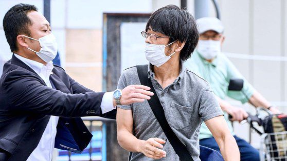 8일 아베 신조 전 총리에게 총을 쏜 후 경찰에 체포되고 있는 야마가미 데쓰야 용의자. [AP=연합뉴스]