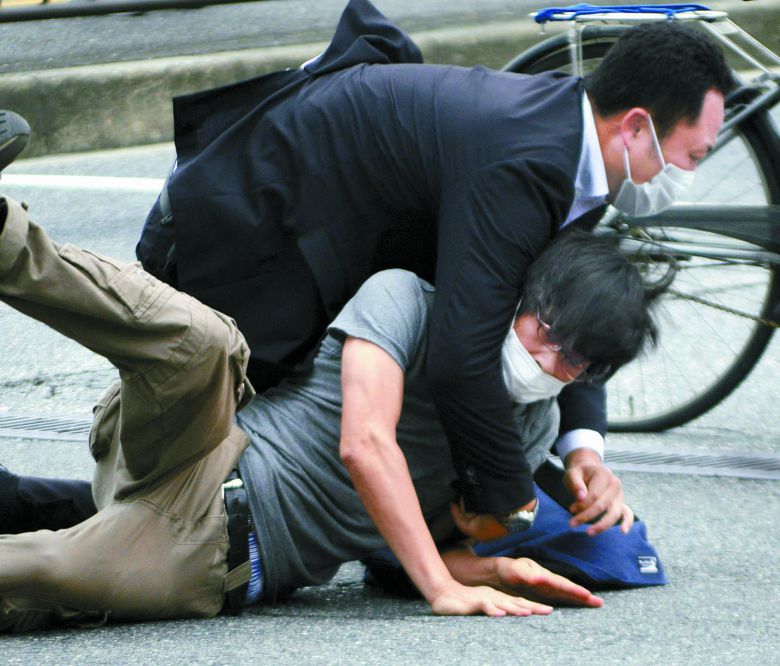8일 일본 나라현 나라시 야마토사이다이지역 앞에서 참의원 선거 유세활동을 하던 아베 신조 전 일본 총리(67)를 총기로 저격한 용의자 야마가미 데쓰야(아래·41)가 범행 직후 제압당하고 있다. [요미우리신문 촬영/교도 제공]