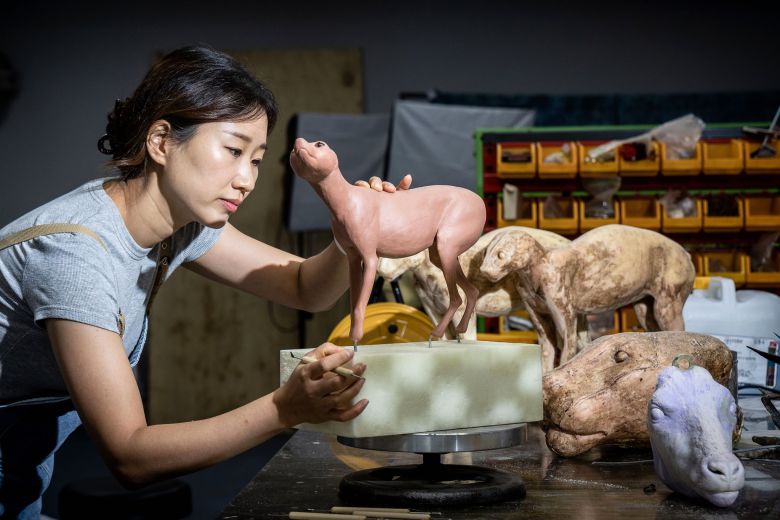 운 박제사가 산양의 마네킹 작업을 하고 있다. 장진영 기자