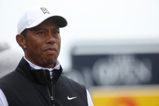 두꺼운 조끼 지퍼를 올려 입은 우즈는 속에 또 하나의 조끼를 입었다. [로이터=연합뉴스]