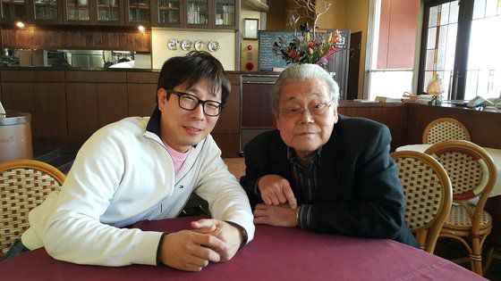 신형석 대표가 일본 하고로모의 와타나베 사장과 만나 이야기를 나누는 모습 [신형석 대표 제공]