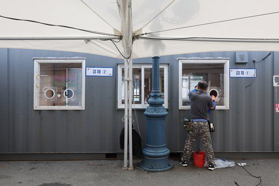 코로나19 확산세가 다시 거세지는 가운데 22일 오전 서울역 광장에 임시선별검사소가 약 20일 만에 다시 설치되고 있다. [연합뉴스]