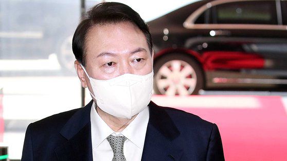 윤석열 대통령이 26일 오전 서울 용산 대통령실 청사로 출근하며 취재진의 질문에 답하고 있다. [대통령실통신사진기자단, 연합뉴스]